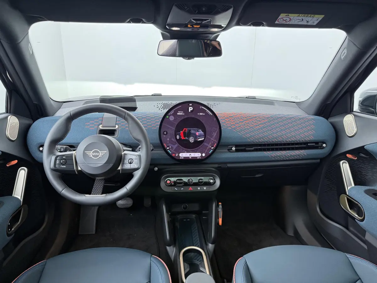 SE Favoured | Pakket XL | Stoel en stuurverwarming | Driving assistant Plus | 360 graden camera | Panoramadak | Harman Kardon