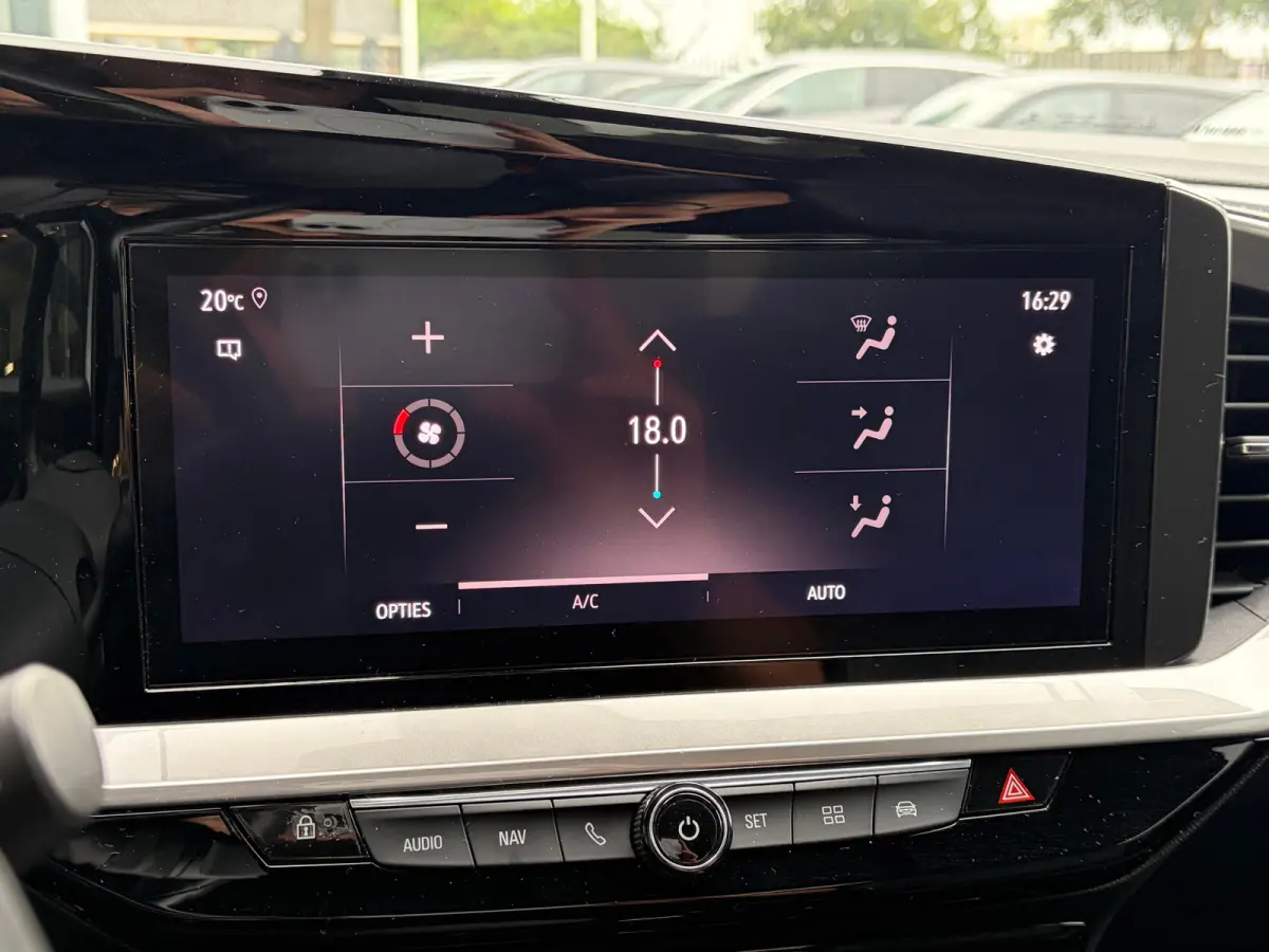 1.2 Turbo 130PK AUTOMAAT Ultimate | LEDER MET MASSAGE| MATRIX LED| ADAPTIEVE CRUISE CONTROL|  STOEL EN STUURVERWARMING| DODEHOEK DETECTIE| KEYLESS ENTRY & START| NAVIGATIE + APPLE CARPLAY/AN