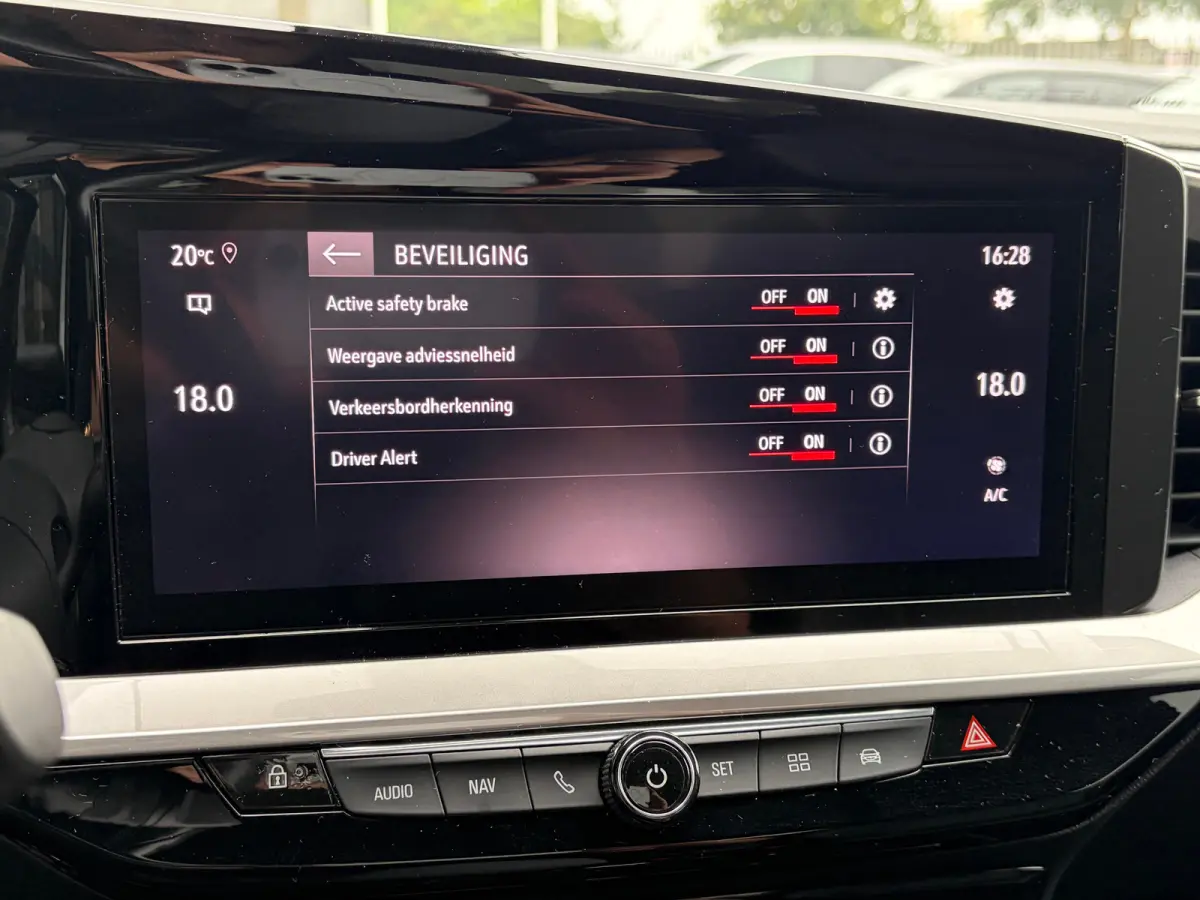 1.2 Turbo 130PK AUTOMAAT Ultimate | LEDER MET MASSAGE| MATRIX LED| ADAPTIEVE CRUISE CONTROL|  STOEL EN STUURVERWARMING| DODEHOEK DETECTIE| KEYLESS ENTRY & START| NAVIGATIE + APPLE CARPLAY/AN