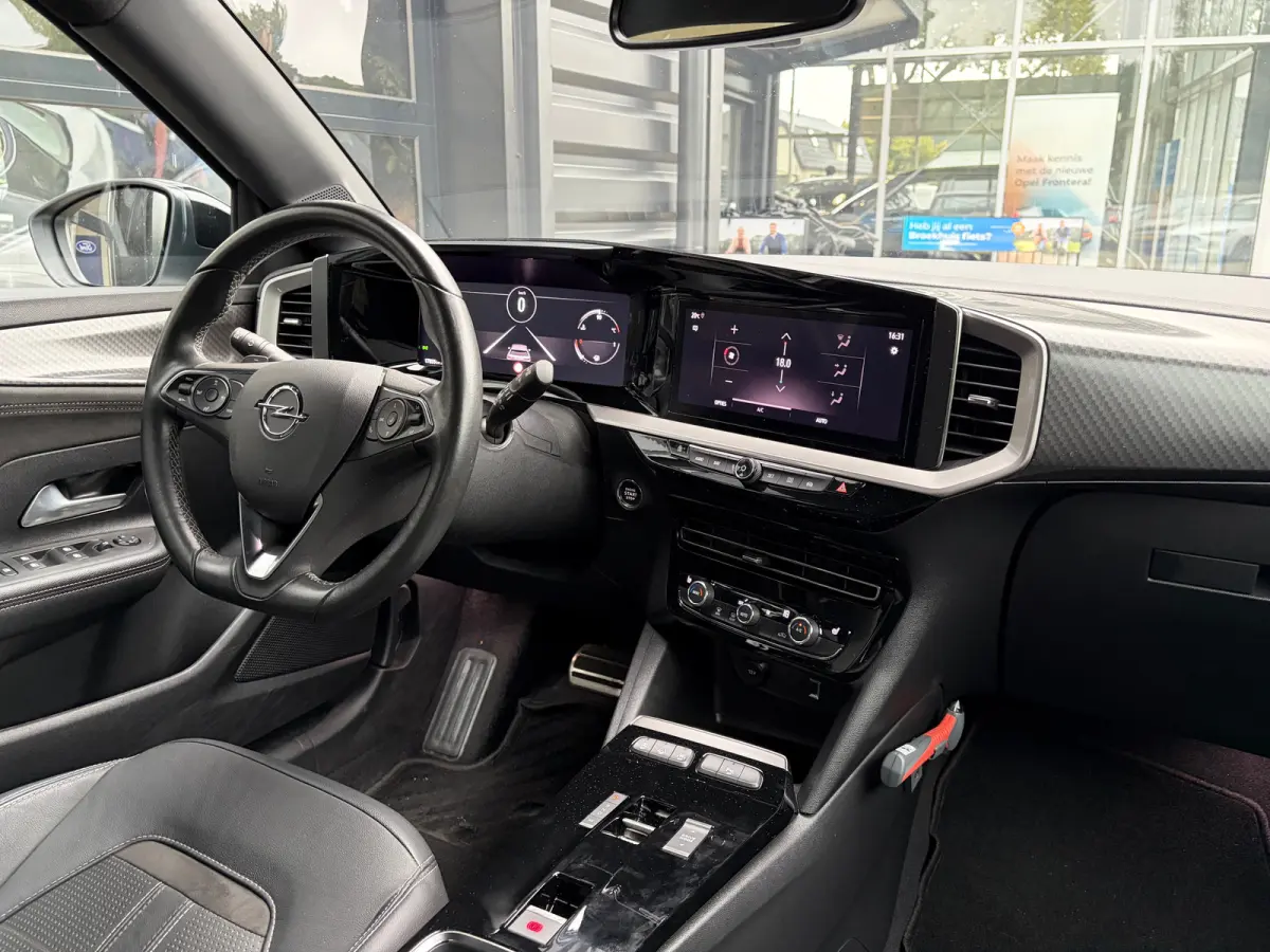 1.2 Turbo 130PK AUTOMAAT Ultimate | LEDER MET MASSAGE| MATRIX LED| ADAPTIEVE CRUISE CONTROL|  STOEL EN STUURVERWARMING| DODEHOEK DETECTIE| KEYLESS ENTRY & START| NAVIGATIE + APPLE CARPLAY/AN