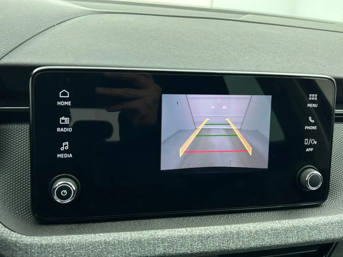 1.0 TSI Business Edition Automaat Navigatie Climate control Cruise control LED Keyless Start  Achteruitrijcamera Parkeersensoren Apple Carplay/ Android Auto Radio