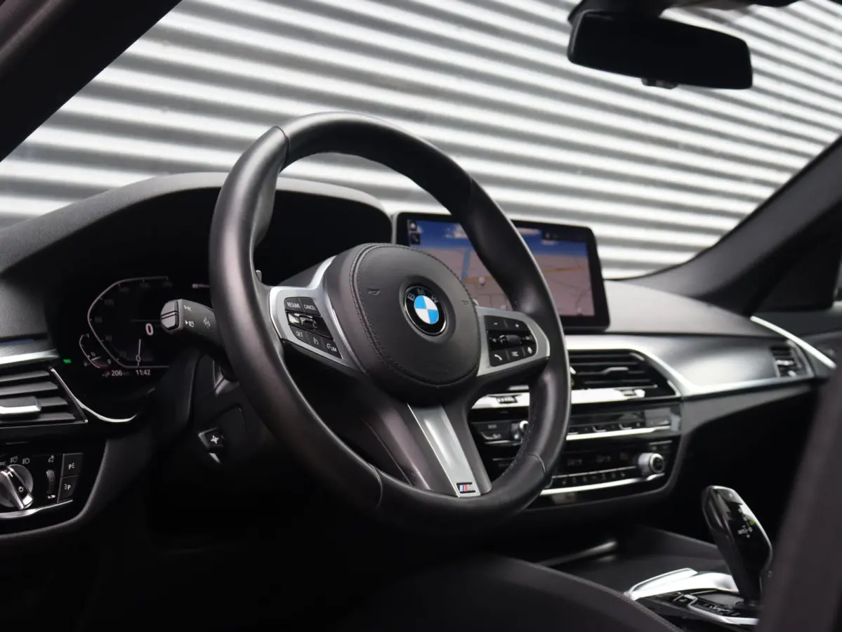 530e | High Executive | M Sportpakket | Panodak | Head-Up | Trekhaak | Hi-Fi | Parking Assistant Plus | Laserlight | 19'' LMV