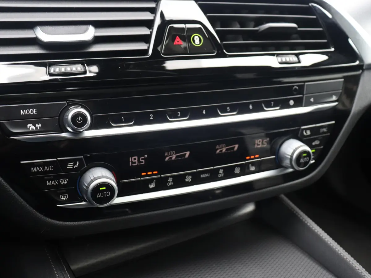530e | High Executive | M Sportpakket | Panodak | Head-Up | Trekhaak | Hi-Fi | Parking Assistant Plus | Laserlight | 19'' LMV