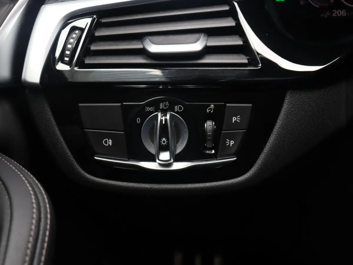 530e | High Executive | M Sportpakket | Panodak | Head-Up | Trekhaak | Hi-Fi | Parking Assistant Plus | Laserlight | 19'' LMV