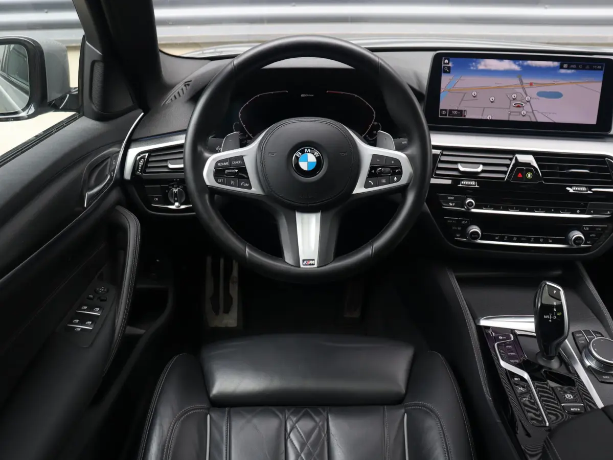530e | High Executive | M Sportpakket | Panodak | Head-Up | Trekhaak | Hi-Fi | Parking Assistant Plus | Laserlight | 19'' LMV