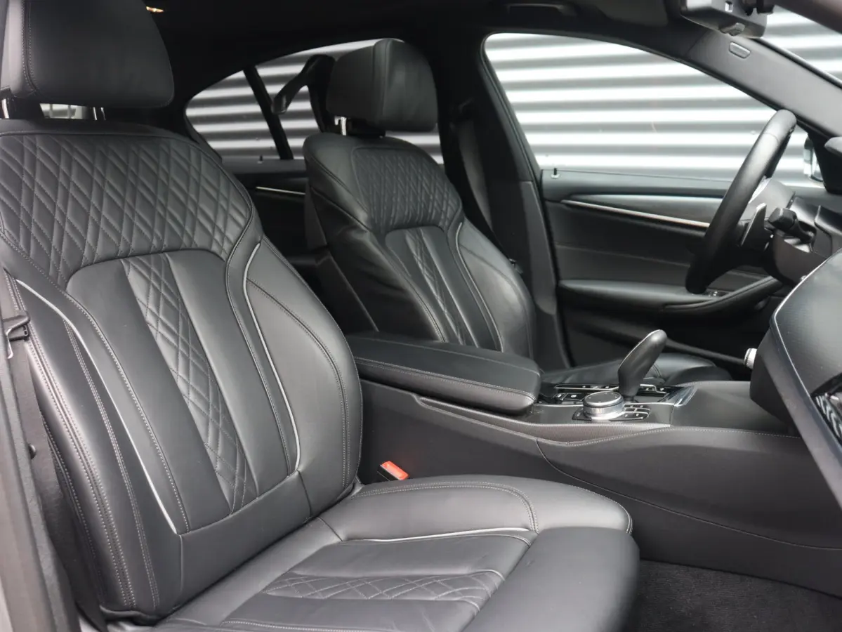 530e | High Executive | M Sportpakket | Panodak | Head-Up | Trekhaak | Hi-Fi | Parking Assistant Plus | Laserlight | 19'' LMV