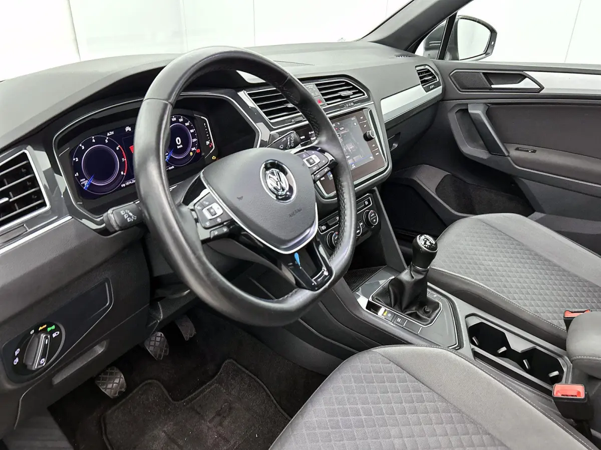 1.5 TSI Comfortline Business 130 PK | R-Line exterieur | Panoramadak | Navigatie | Climate Control | Parkeersensoren | Apple Carplay | Android Auto | 19"Lichtmetalen velgen |