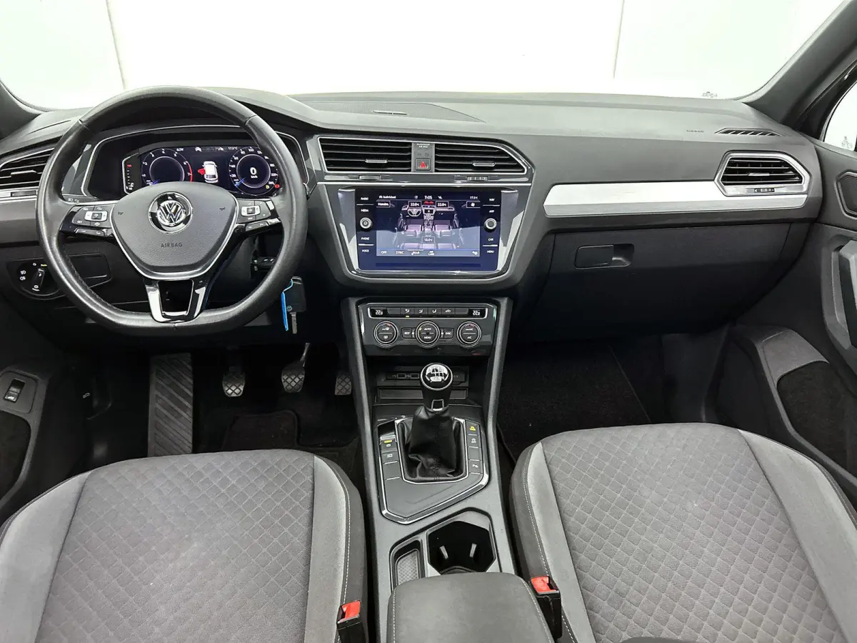 1.5 TSI Comfortline Business 130 PK | R-Line exterieur | Panoramadak | Navigatie | Climate Control | Parkeersensoren | Apple Carplay | Android Auto | 19"Lichtmetalen velgen |