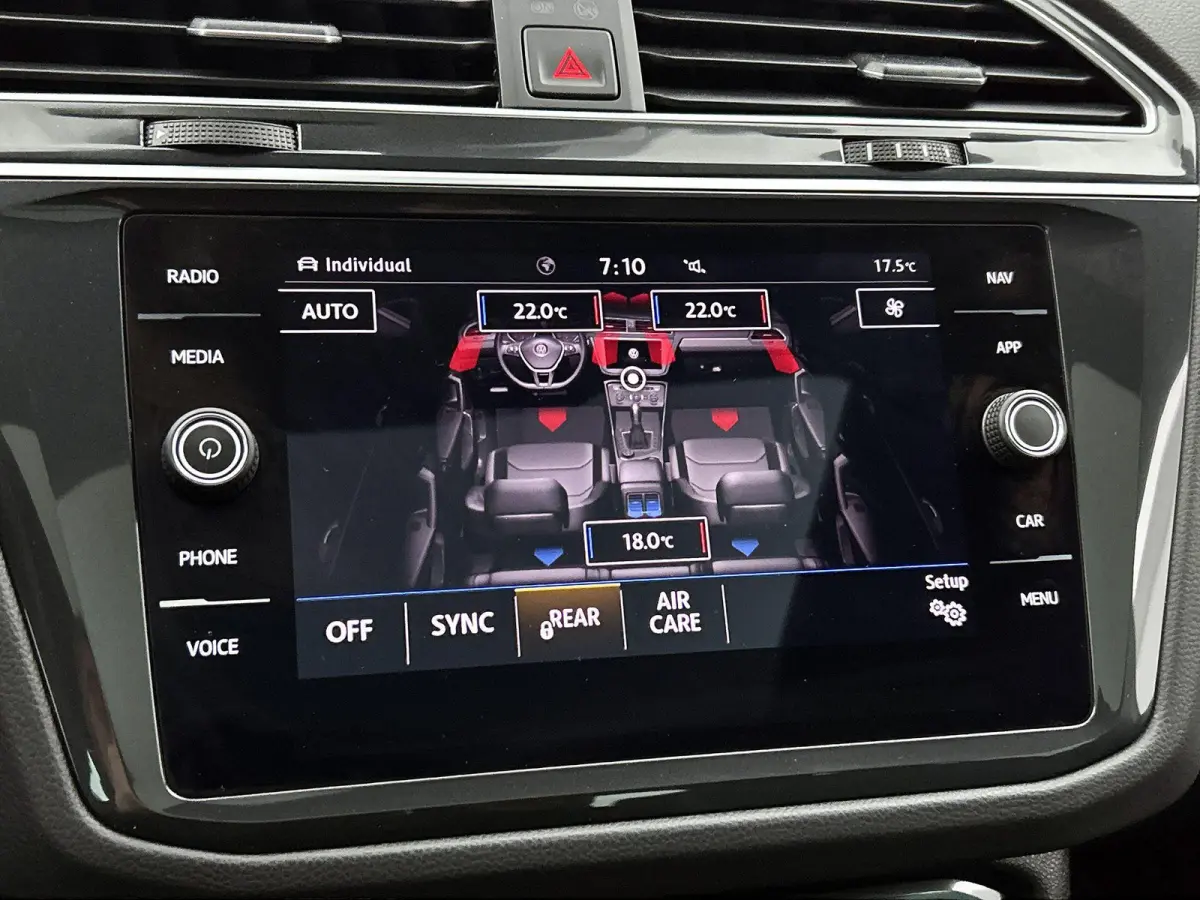 1.5 TSI Comfortline Business 130 PK | R-Line exterieur | Panoramadak | Navigatie | Climate Control | Parkeersensoren | Apple Carplay | Android Auto | 19"Lichtmetalen velgen |