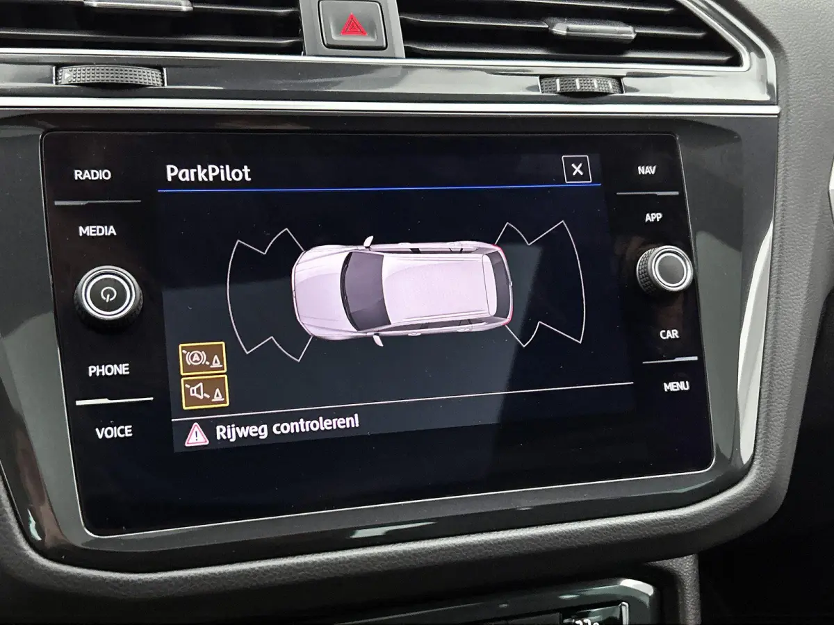 1.5 TSI Comfortline Business 130 PK | R-Line exterieur | Panoramadak | Navigatie | Climate Control | Parkeersensoren | Apple Carplay | Android Auto | 19"Lichtmetalen velgen |