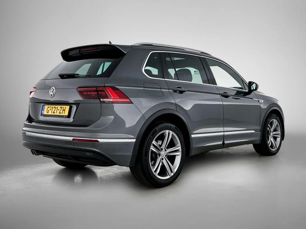 1.5 TSI Comfortline Business 130 PK | R-Line exterieur | Panoramadak | Navigatie | Climate Control | Parkeersensoren | Apple Carplay | Android Auto | 19"Lichtmetalen velgen |