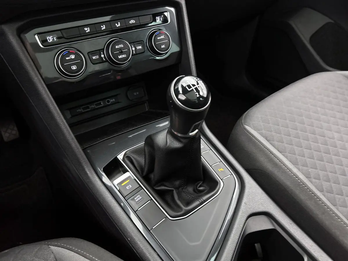 1.5 TSI Comfortline Business 130 PK | R-Line exterieur | Panoramadak | Navigatie | Climate Control | Parkeersensoren | Apple Carplay | Android Auto | 19"Lichtmetalen velgen |