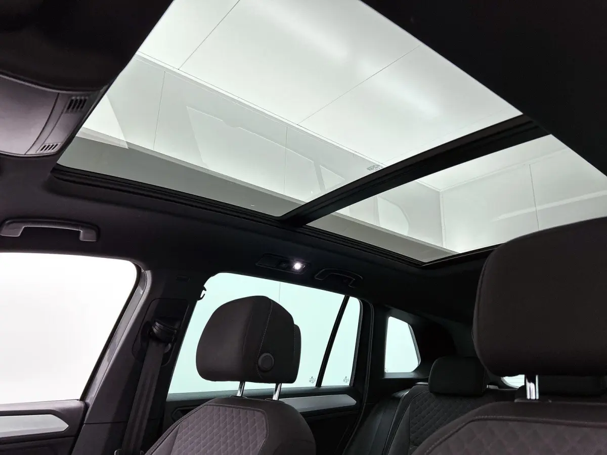 1.5 TSI Comfortline Business 130 PK | R-Line exterieur | Panoramadak | Navigatie | Climate Control | Parkeersensoren | Apple Carplay | Android Auto | 19"Lichtmetalen velgen |