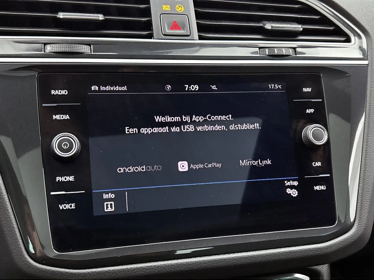 1.5 TSI Comfortline Business 130 PK | R-Line exterieur | Panoramadak | Navigatie | Climate Control | Parkeersensoren | Apple Carplay | Android Auto | 19"Lichtmetalen velgen |