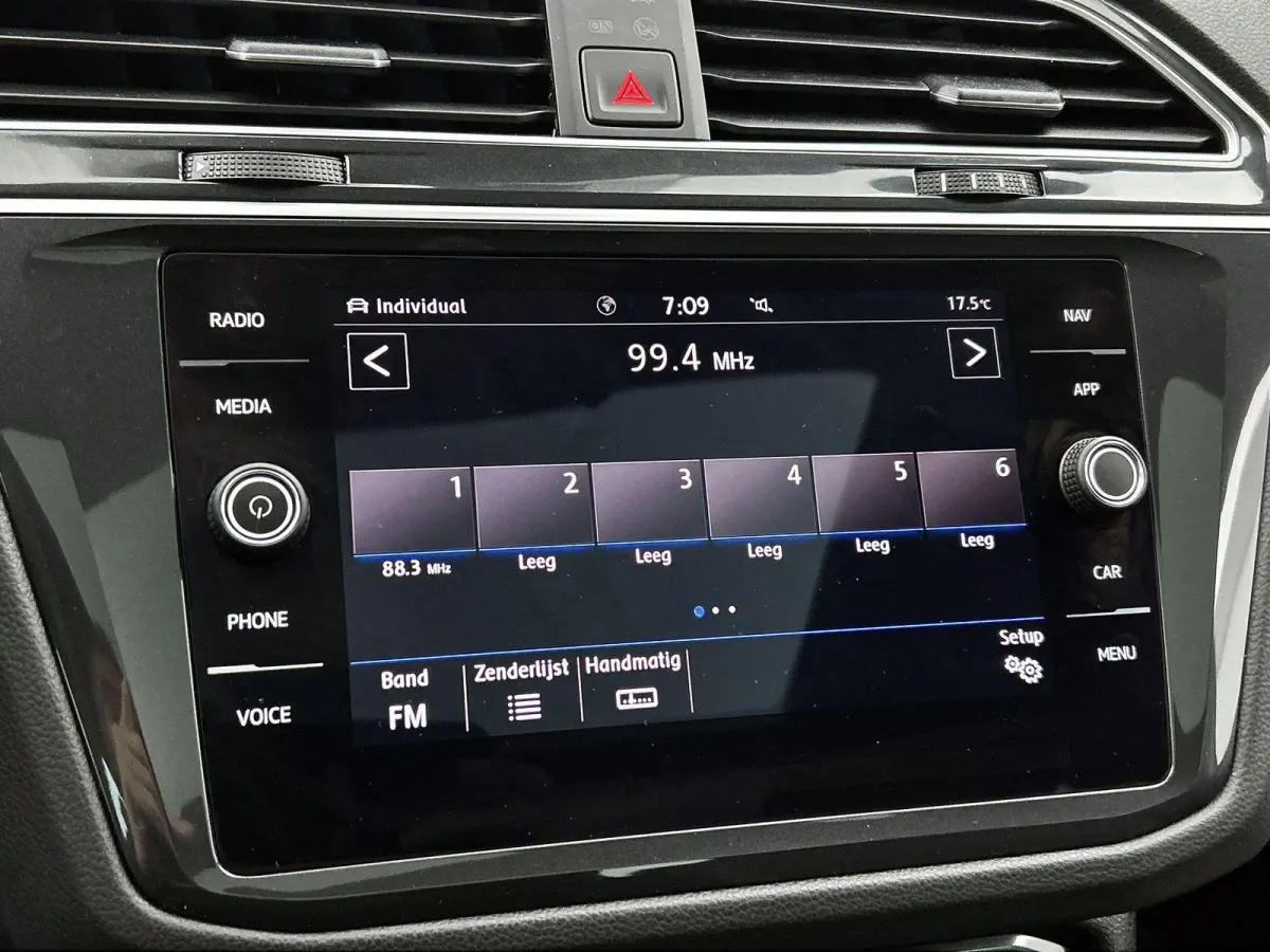 1.5 TSI Comfortline Business 130 PK | R-Line exterieur | Panoramadak | Navigatie | Climate Control | Parkeersensoren | Apple Carplay | Android Auto | 19"Lichtmetalen velgen |