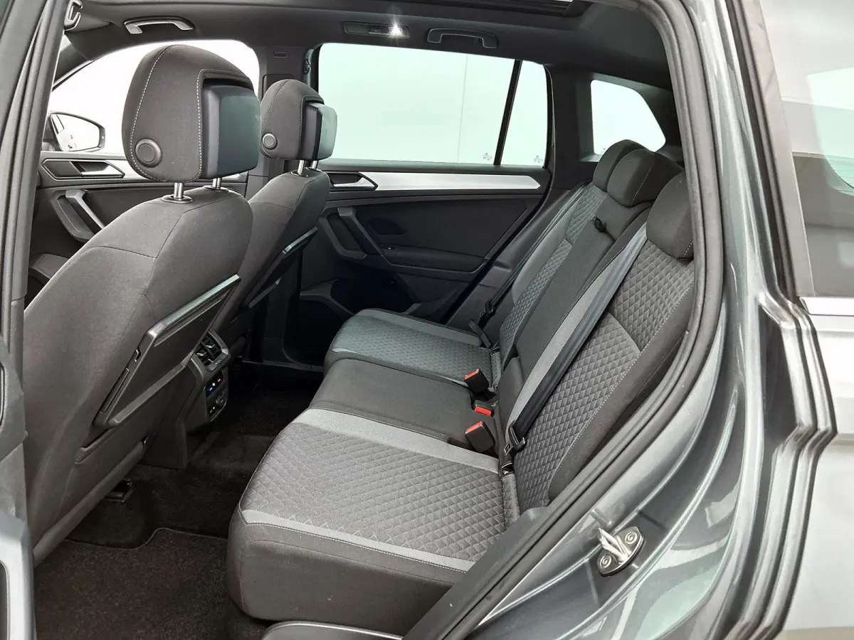 1.5 TSI Comfortline Business 130 PK | R-Line exterieur | Panoramadak | Navigatie | Climate Control | Parkeersensoren | Apple Carplay | Android Auto | 19"Lichtmetalen velgen |