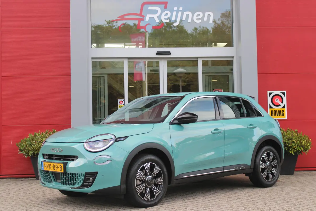 1.2 110PK Hybrid AUTOMAAT POP | WINTER PACK: VERWAMBARE VOORSTOELEN/VERWARMBARE VOORRUIT | PACK COMFORT: ACHTERUITRIJCAMERA MET DYNAMISCHE HULPLIJNEN/AUDIOSYSTEEM MET 6 SPEAKERS/DRAADLOOS LA