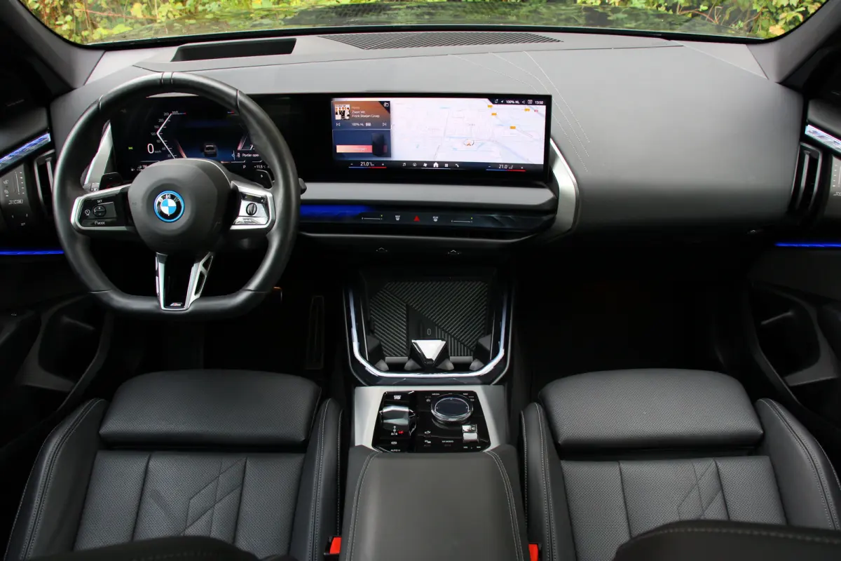 30e xDrive M-Sport | 360° CAMERA | PANODAK | STOELVERWARMING | ADAPTIVE CRUISE | LANE ASSIST | LEDER | AMBIENT LIGHTS | LED | HEAD UP
