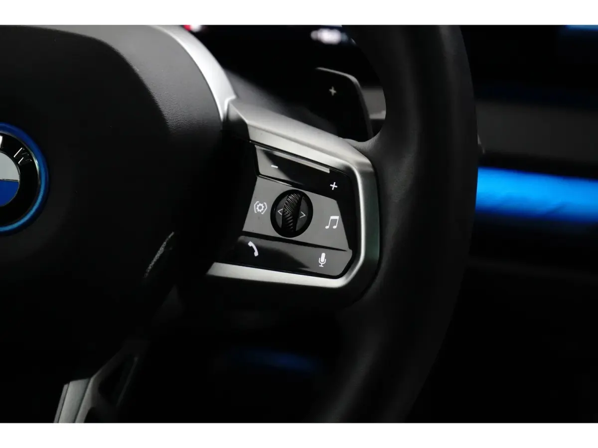 30e xDrive M-Sport | 360° CAMERA | PANODAK | STOELVERWARMING | ADAPTIVE CRUISE | LANE ASSIST | LEDER | AMBIENT LIGHTS | LED | HEAD UP