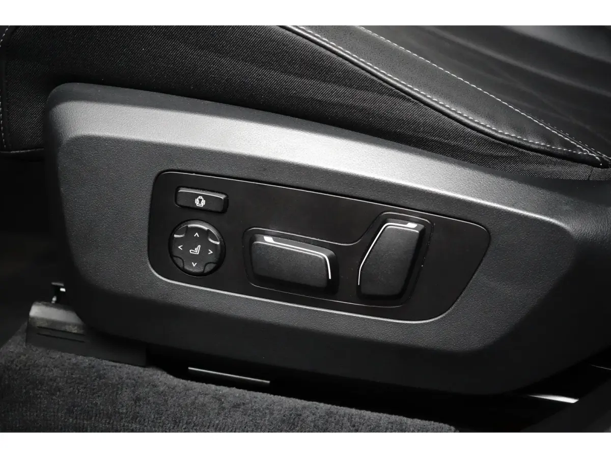 30e xDrive M-Sport | 360° CAMERA | PANODAK | STOELVERWARMING | ADAPTIVE CRUISE | LANE ASSIST | LEDER | AMBIENT LIGHTS | LED | HEAD UP