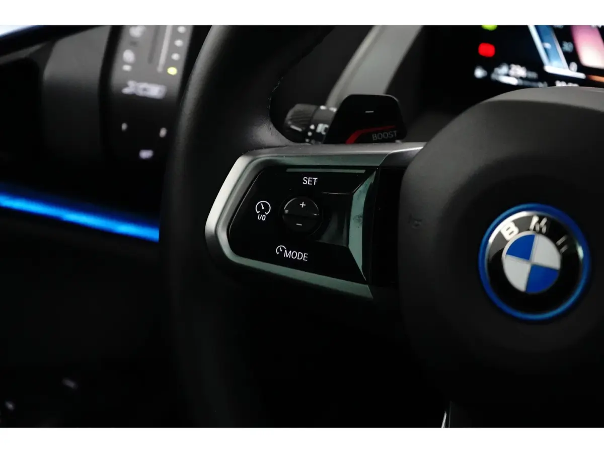 30e xDrive M-Sport | 360° CAMERA | PANODAK | STOELVERWARMING | ADAPTIVE CRUISE | LANE ASSIST | LEDER | AMBIENT LIGHTS | LED | HEAD UP