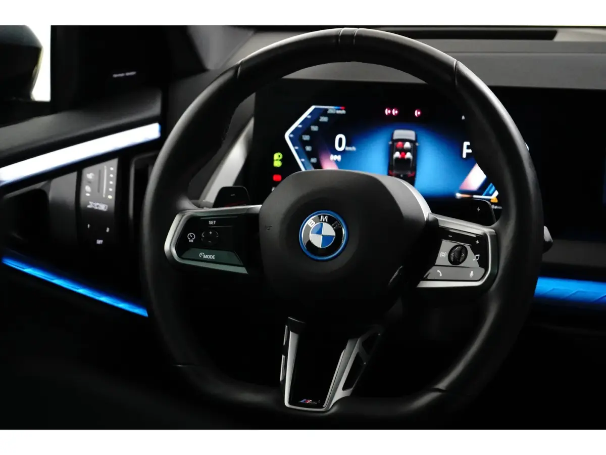 30e xDrive M-Sport | 360° CAMERA | PANODAK | STOELVERWARMING | ADAPTIVE CRUISE | LANE ASSIST | LEDER | AMBIENT LIGHTS | LED | HEAD UP