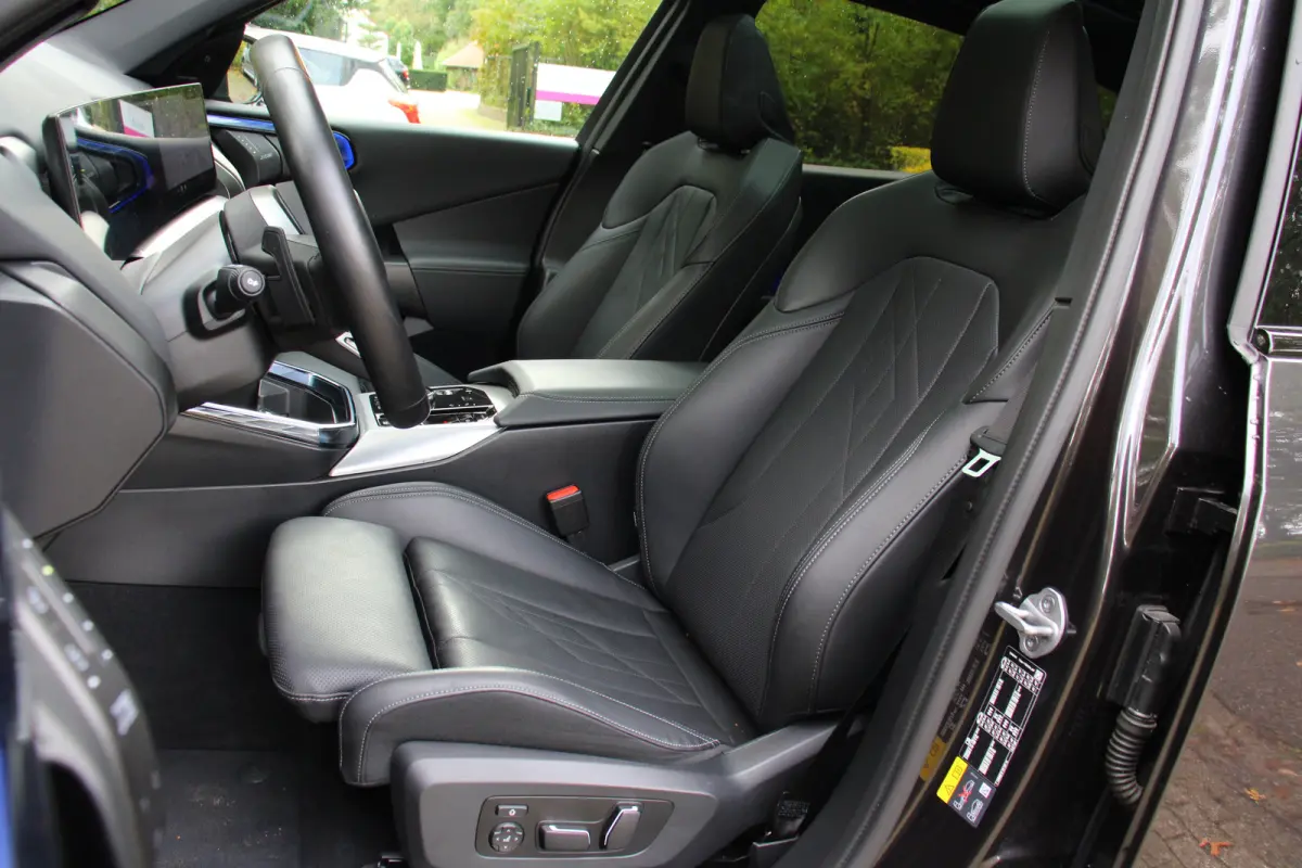 30e xDrive M-Sport | 360° CAMERA | PANODAK | STOELVERWARMING | ADAPTIVE CRUISE | LANE ASSIST | LEDER | AMBIENT LIGHTS | LED | HEAD UP