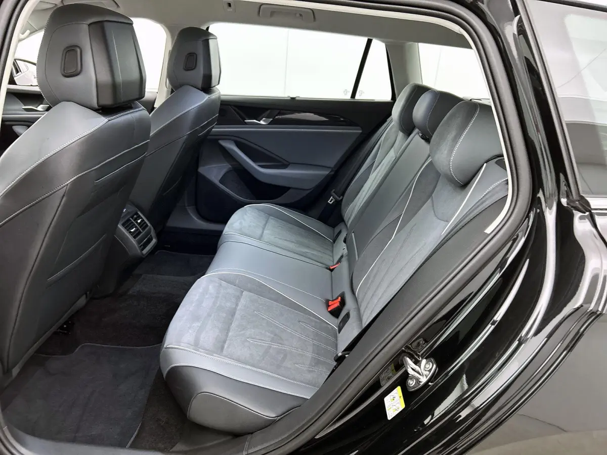1.5 eTSI Business | ACHTERUITRIJCAMERA | APPLE CARPLAY - ANDROID AUTO | SFEERVERLICHTING | STOELVERWARMING | ALCANTARA STOELEN | NAVIGATIE | DIGITAAL DISPLAY |