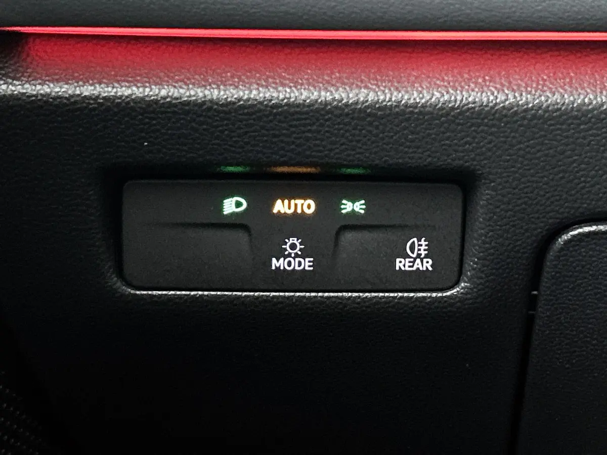 1.5 eTSI Business | ACHTERUITRIJCAMERA | APPLE CARPLAY - ANDROID AUTO | SFEERVERLICHTING | STOELVERWARMING | ALCANTARA STOELEN | NAVIGATIE | DIGITAAL DISPLAY |