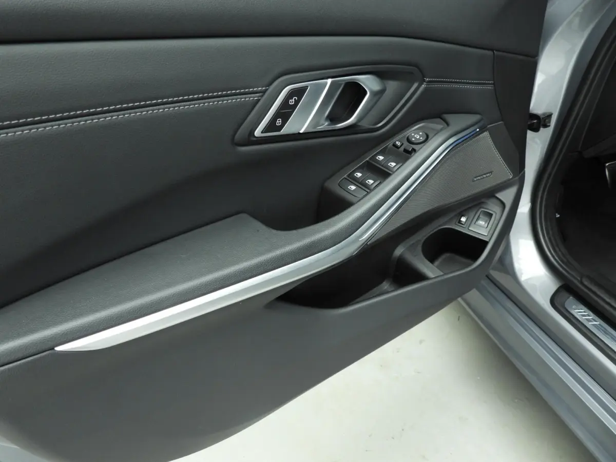 320e | M-Sportpakket | LED | Leder | Navigatie | Schuifdak | SOH 93% | Sportstoelen | Stoelverwarming | DAB | Harman-kardon sound | Alu 19 inch