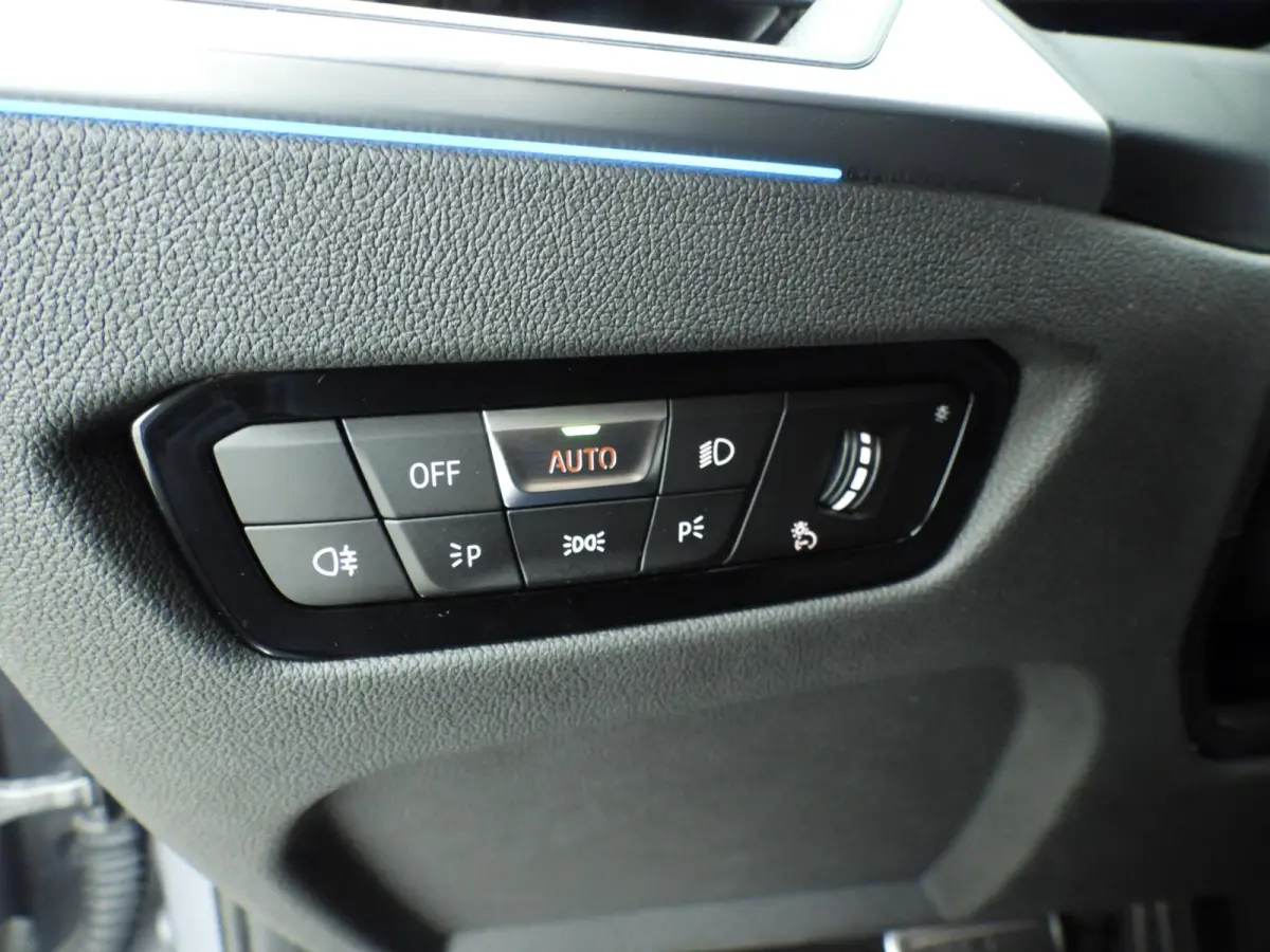 320e | M-Sportpakket | LED | Leder | Navigatie | Schuifdak | SOH 93% | Sportstoelen | Stoelverwarming | DAB | Harman-kardon sound | Alu 19 inch