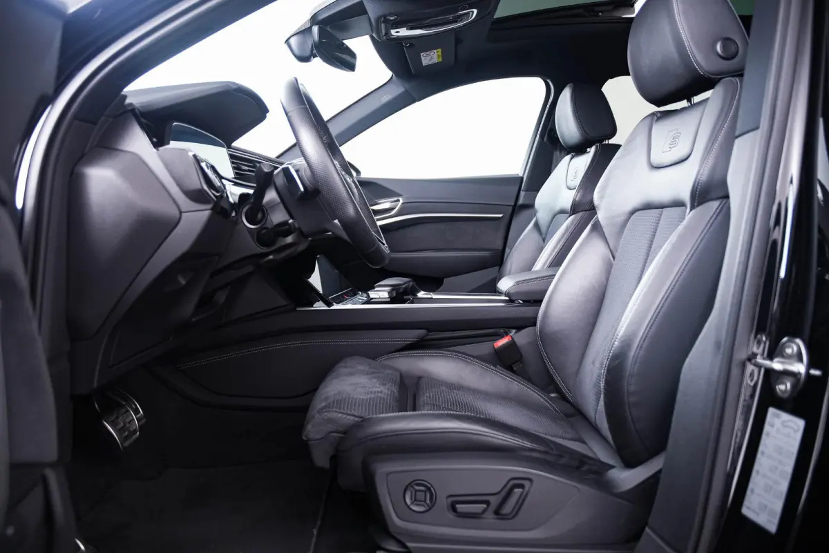 55 quattro S Edition 115 kWh Trekhaak - Panoramadak - Adaptieve Cruise Control - Head up - Stoelverwarming voor/achter - LED koplampen - Uitgebreide interieurvoorverwarming -