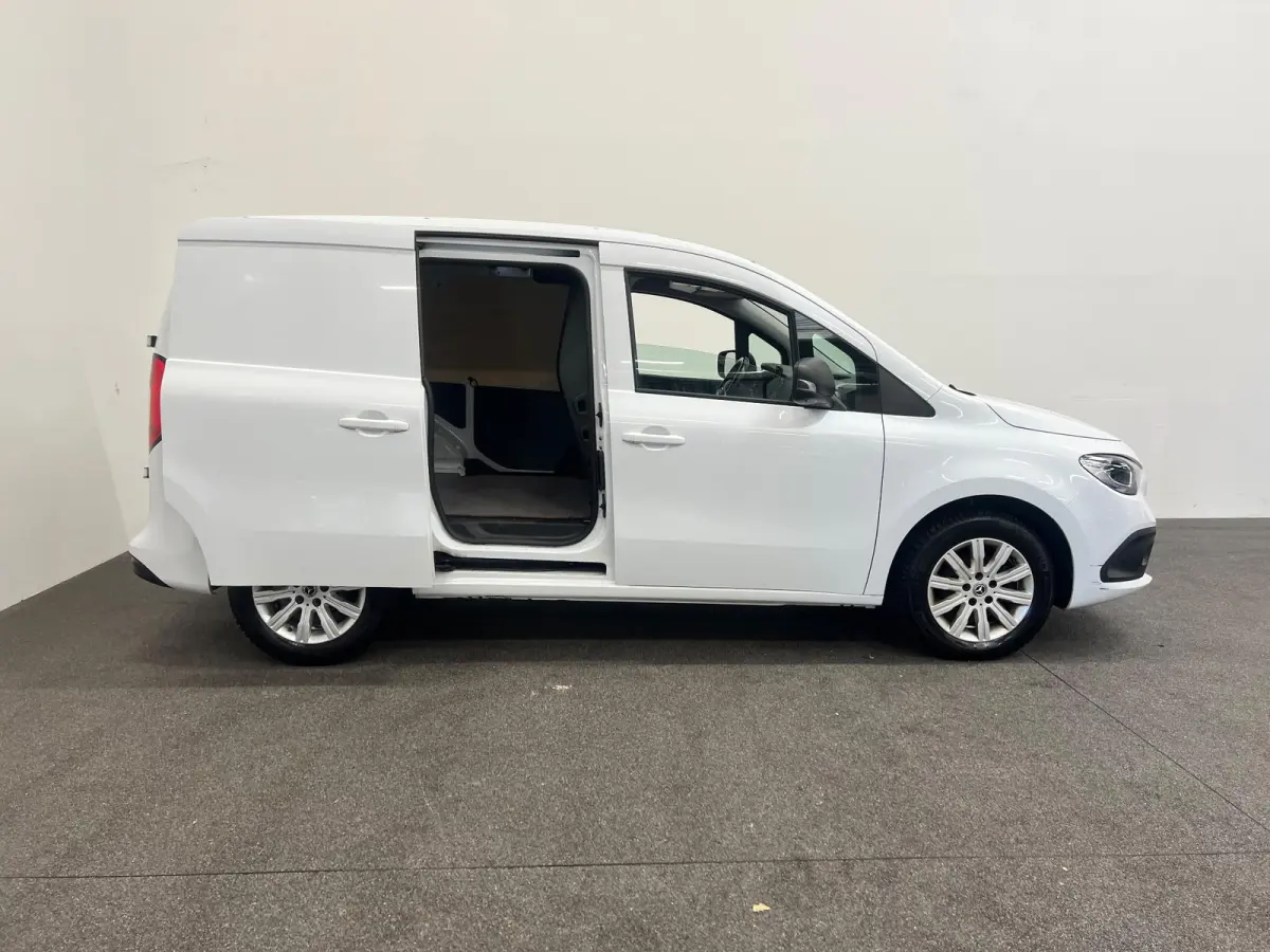 110 CDI L1 Pro Camera Stoelverwarming Lichtmetalen Velgen Parkeersensoren Apple CarPlay Trekhaak