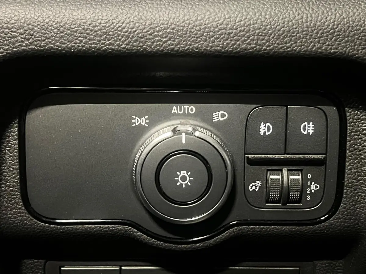 110 CDI L1 Pro Camera Stoelverwarming Lichtmetalen Velgen Parkeersensoren Apple CarPlay Trekhaak