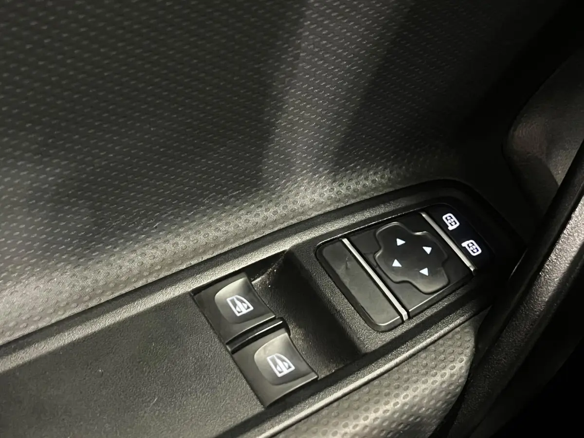 110 CDI L1 Pro Camera Stoelverwarming Lichtmetalen Velgen Parkeersensoren Apple CarPlay Trekhaak