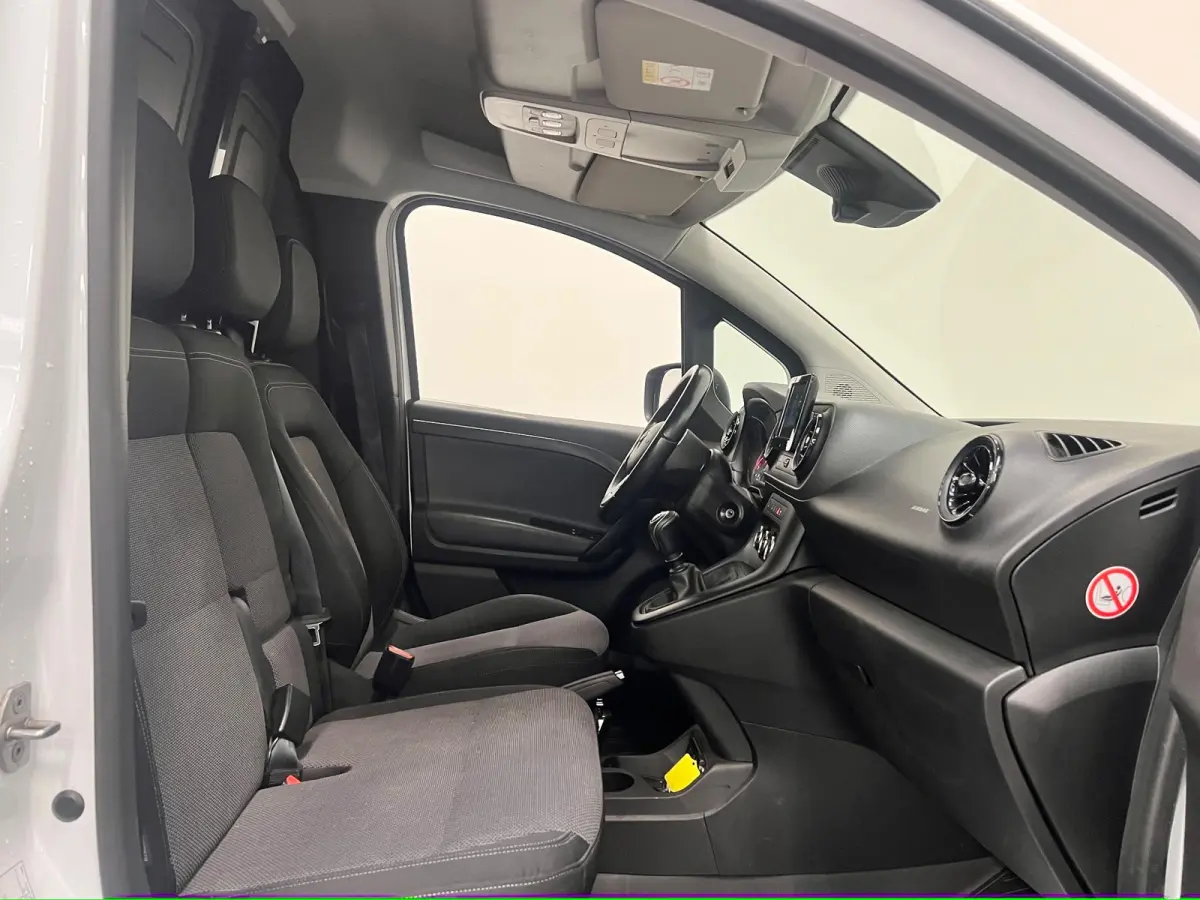 110 CDI L1 Pro Camera Stoelverwarming Lichtmetalen Velgen Parkeersensoren Apple CarPlay Trekhaak