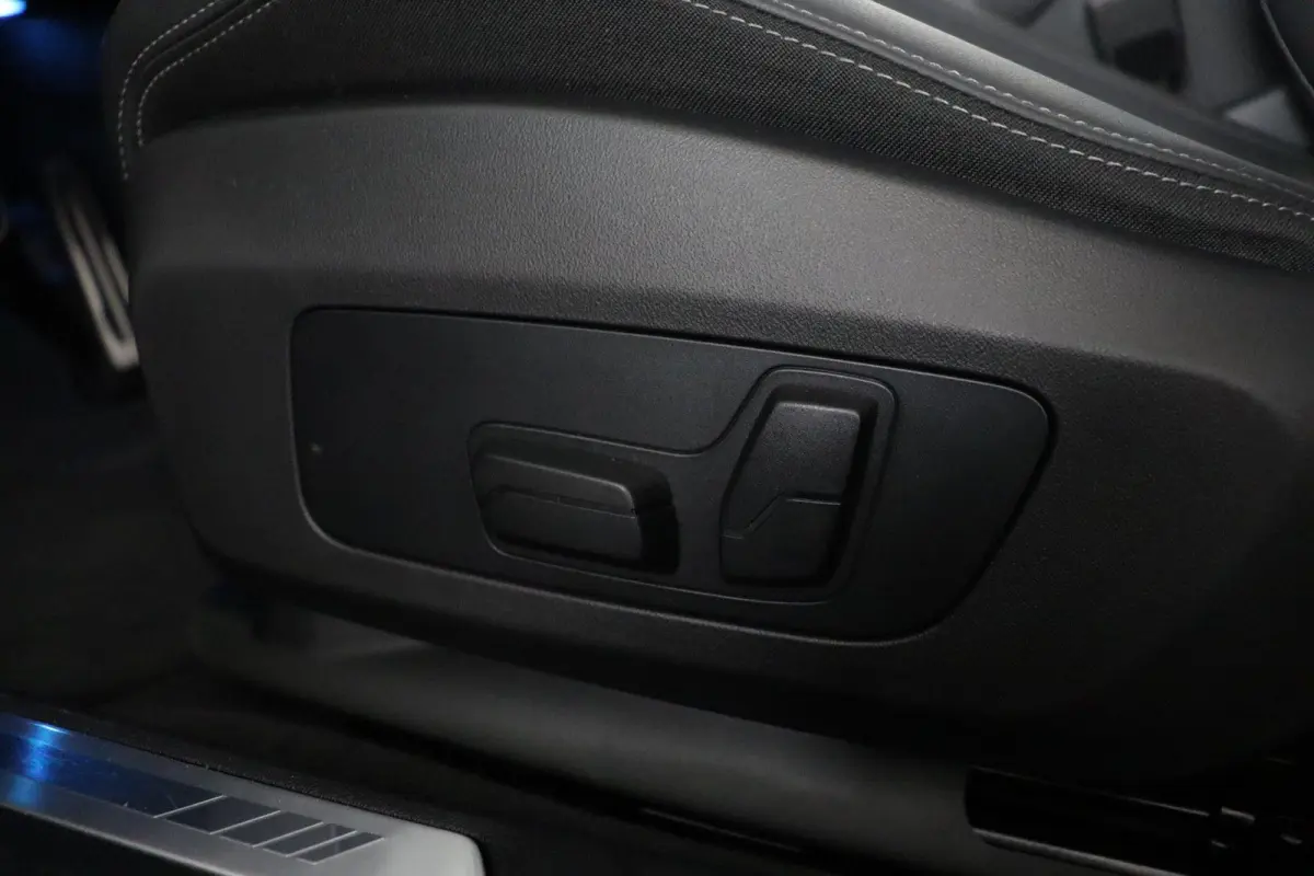 M135 xDrive Panoramadak | Iconic Glow | Parking Assistant Plus | Harman Kardon | Stoelverwarming | Head-Up Display