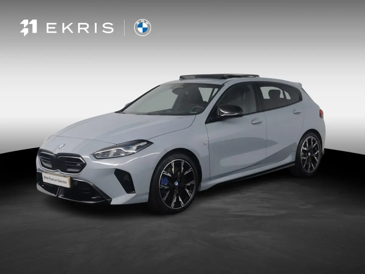 M135 xDrive Panoramadak | Iconic Glow | Parking Assistant Plus | Harman Kardon | Stoelverwarming | Head-Up Display