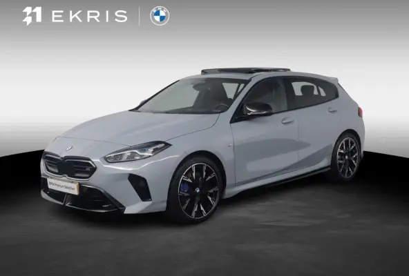M135 xDrive Panoramadak | Iconic Glow | Parking Assistant Plus | Harman Kardon | Stoelverwarming | Head-Up Display