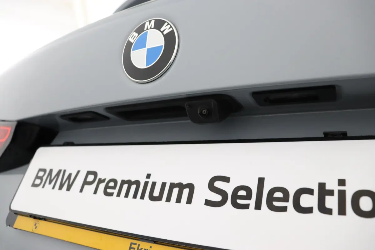 M135 xDrive Panoramadak | Iconic Glow | Parking Assistant Plus | Harman Kardon | Stoelverwarming | Head-Up Display