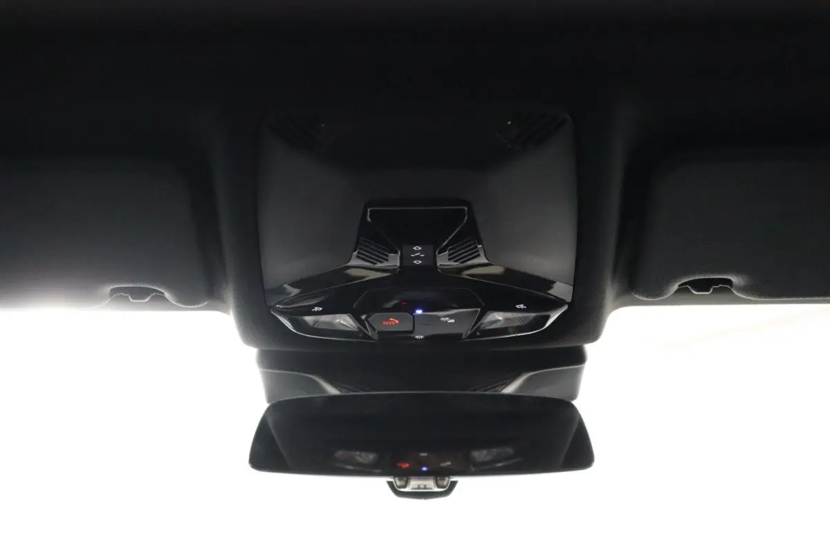 M135 xDrive Panoramadak | Iconic Glow | Parking Assistant Plus | Harman Kardon | Stoelverwarming | Head-Up Display