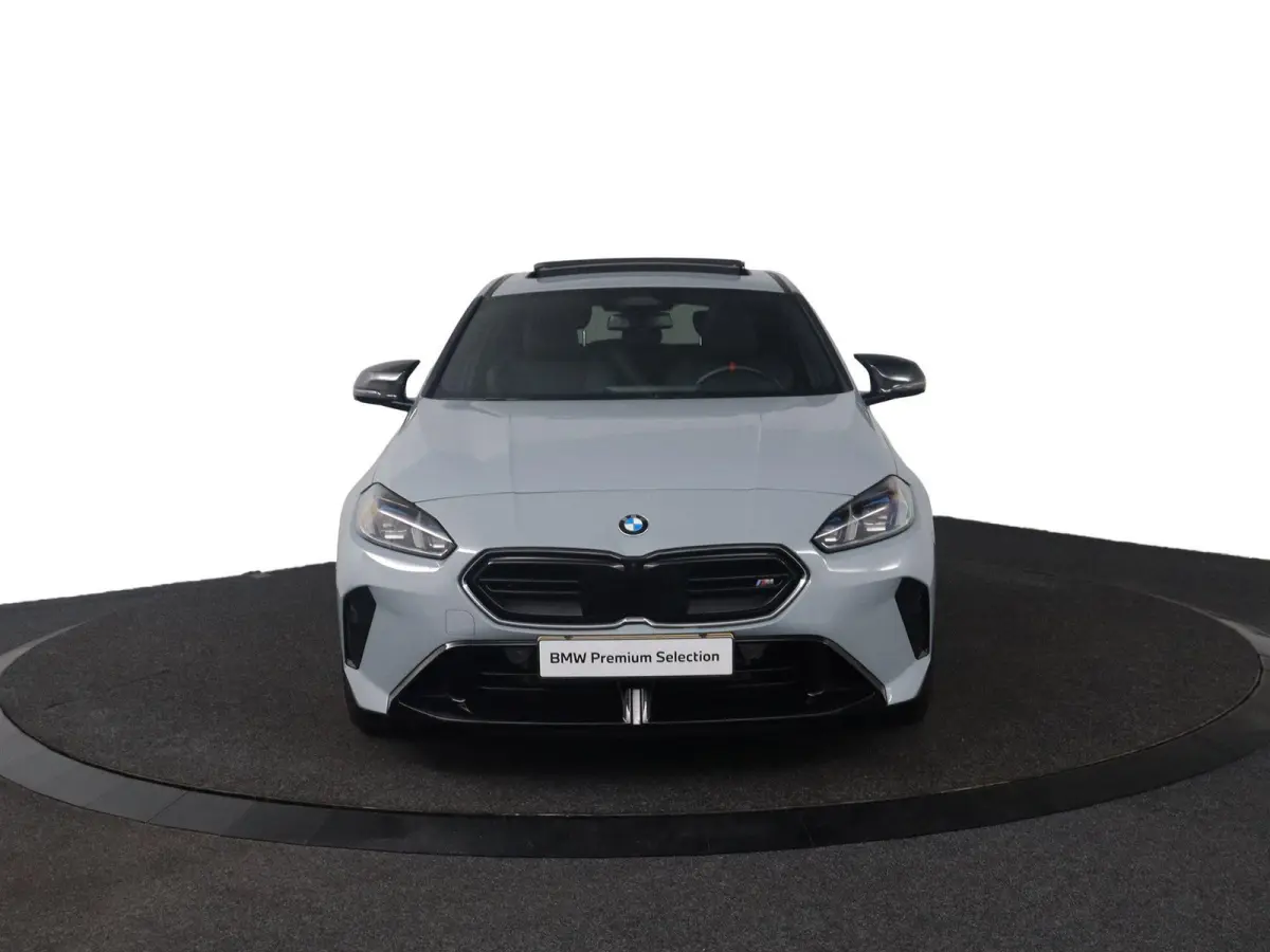 M135 xDrive Panoramadak | Iconic Glow | Parking Assistant Plus | Harman Kardon | Stoelverwarming | Head-Up Display