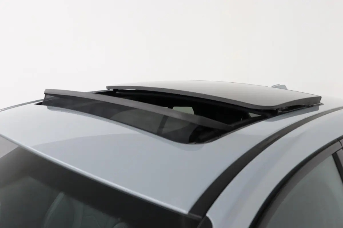 M135 xDrive Panoramadak | Iconic Glow | Parking Assistant Plus | Harman Kardon | Stoelverwarming | Head-Up Display