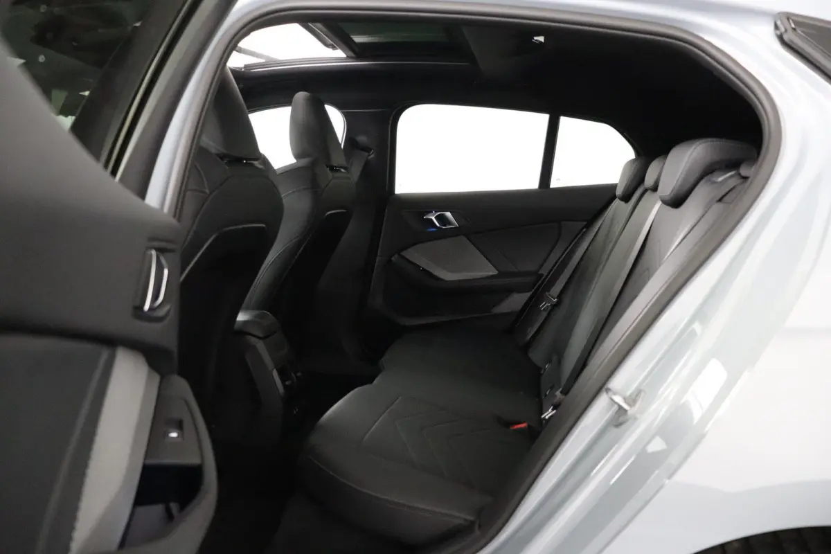 M135 xDrive Panoramadak | Iconic Glow | Parking Assistant Plus | Harman Kardon | Stoelverwarming | Head-Up Display