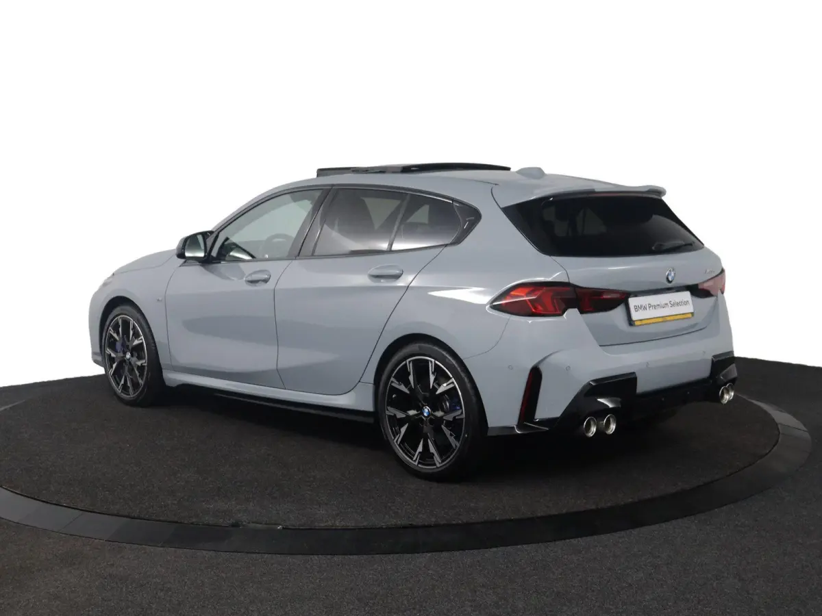 M135 xDrive Panoramadak | Iconic Glow | Parking Assistant Plus | Harman Kardon | Stoelverwarming | Head-Up Display
