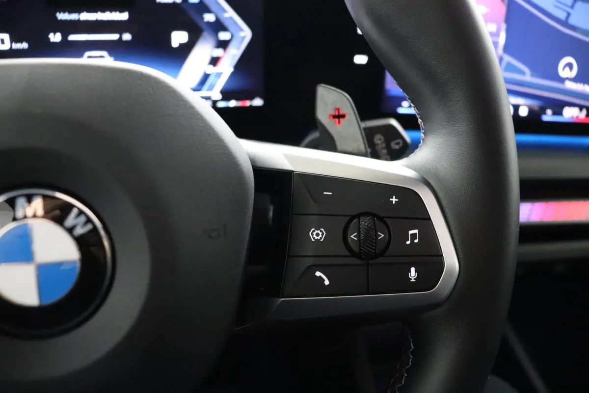 M135 xDrive Panoramadak | Iconic Glow | Parking Assistant Plus | Harman Kardon | Stoelverwarming | Head-Up Display