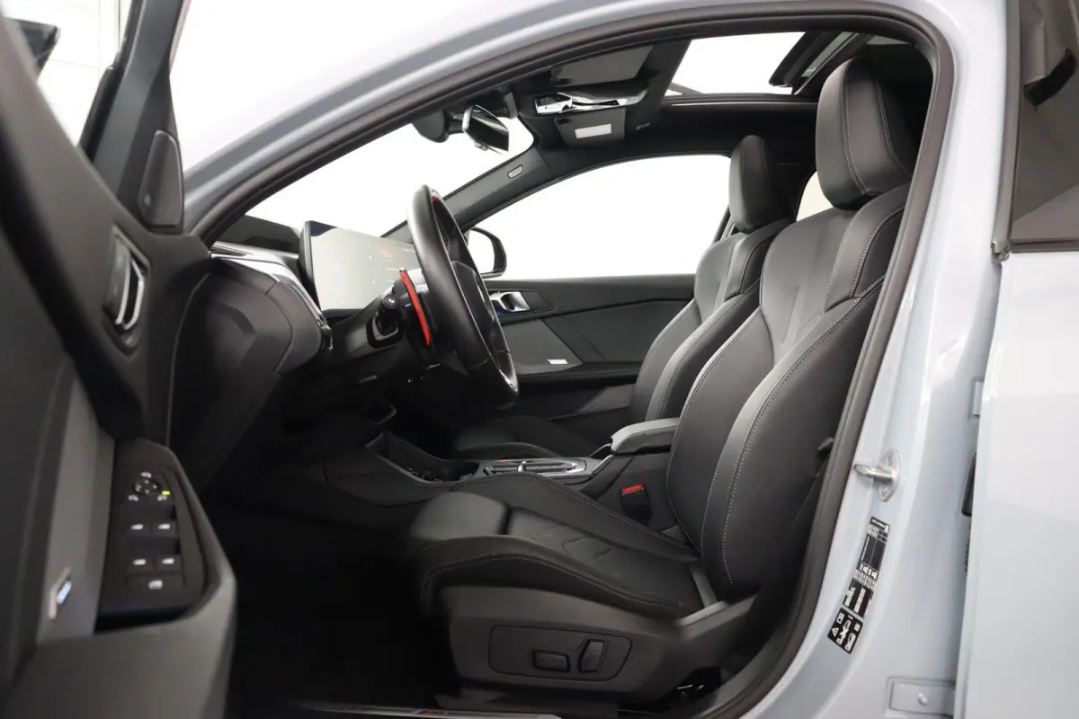 M135 xDrive Panoramadak | Iconic Glow | Parking Assistant Plus | Harman Kardon | Stoelverwarming | Head-Up Display