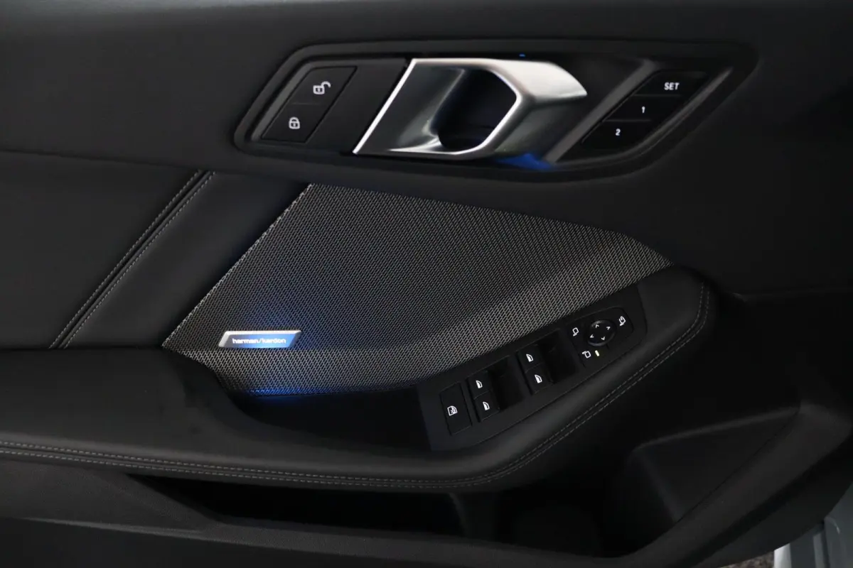 M135 xDrive Panoramadak | Iconic Glow | Parking Assistant Plus | Harman Kardon | Stoelverwarming | Head-Up Display