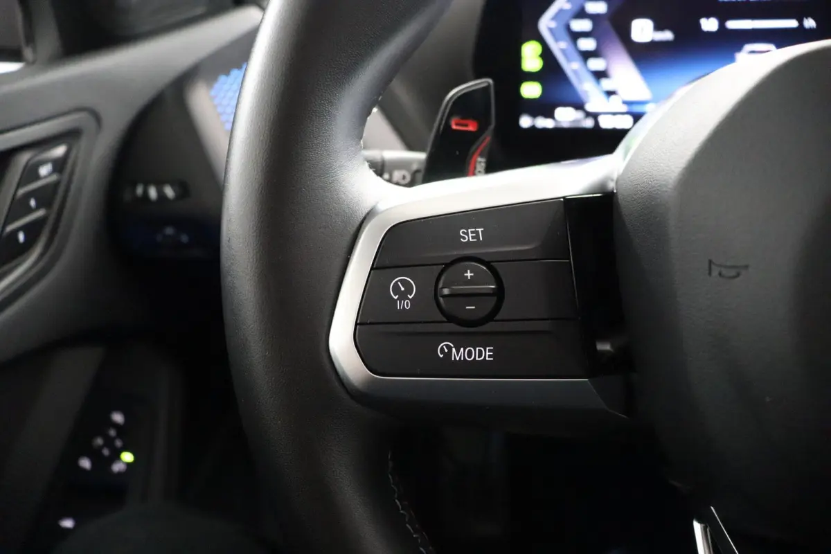 M135 xDrive Panoramadak | Iconic Glow | Parking Assistant Plus | Harman Kardon | Stoelverwarming | Head-Up Display