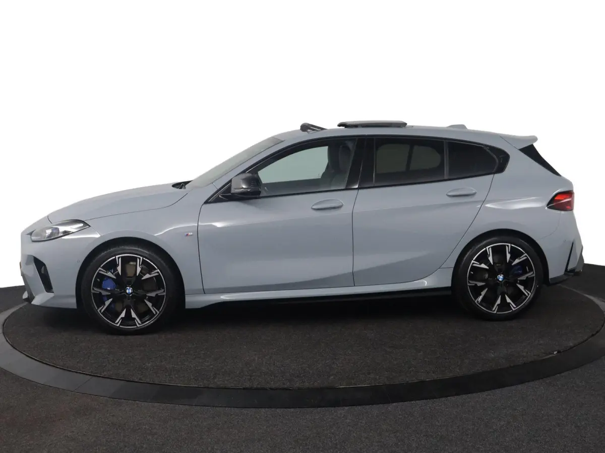 M135 xDrive Panoramadak | Iconic Glow | Parking Assistant Plus | Harman Kardon | Stoelverwarming | Head-Up Display